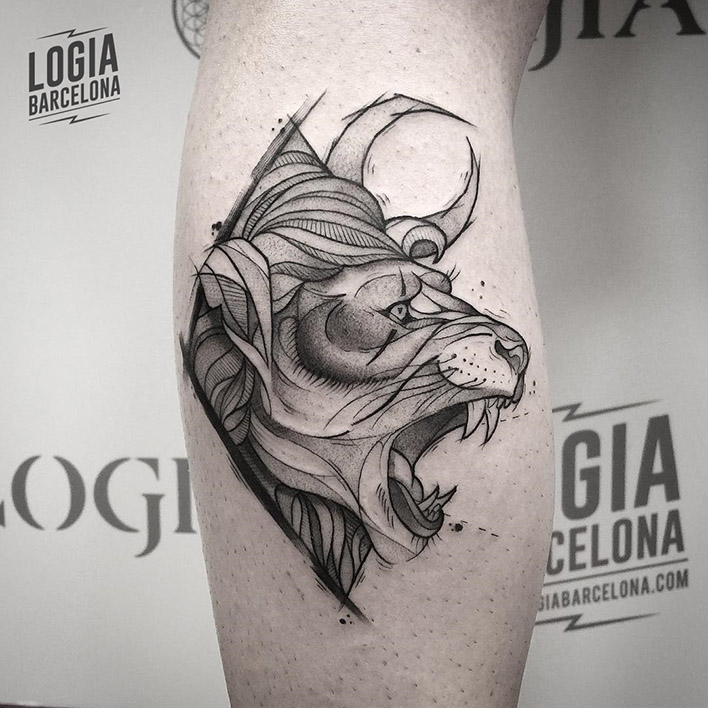 tatuaje_brazo_leon_blackwork_Dalmau_Tattoo_Logia_Barcelona